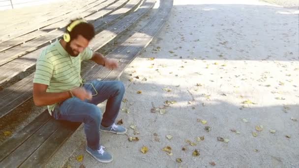 Hombre con auriculares escuchando música — Vídeos de Stock