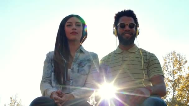 Paar hört Musik mit Kopfhörern — Stockvideo