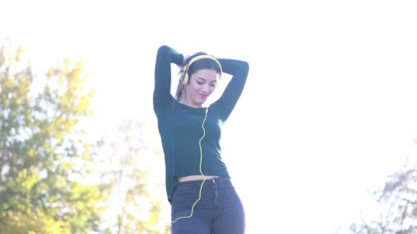 Femme portant des écouteurs — Video
