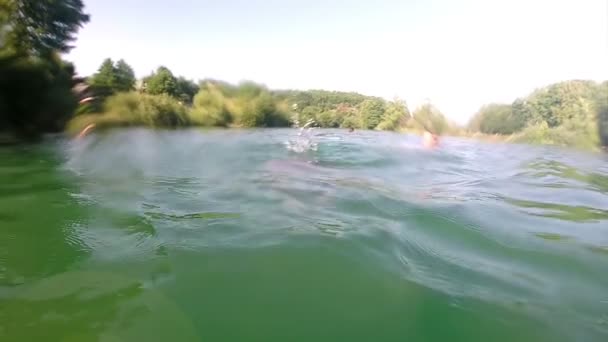 Mann schwimmt in einem Fluss — Stockvideo