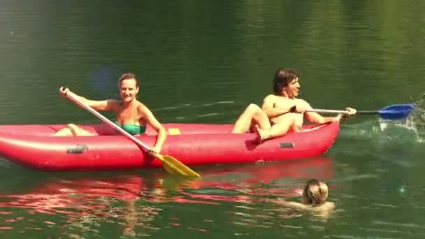 Friends splashing in water with paddles — Stock Video