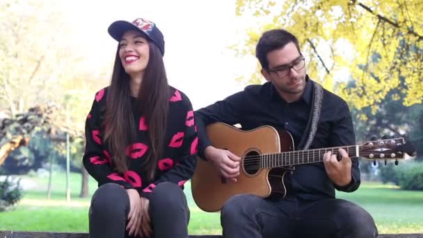 Hombre tocando la guitarra — Vídeo de stock