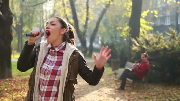 Mujer cantando mientras el hombre toca la guitarra — Vídeos de Stock