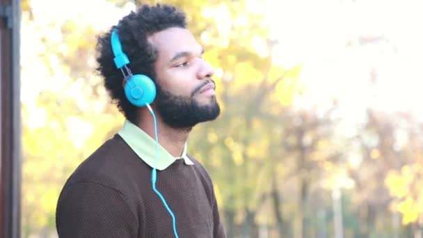 Man listening to music with headphones — Stock Video