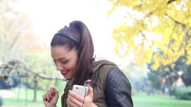 Vrouw luisteren naar muziek op de hoofdtelefoon — Stockvideo