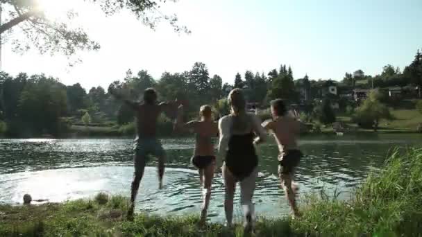 Freunde springen in Fluss — Stockvideo