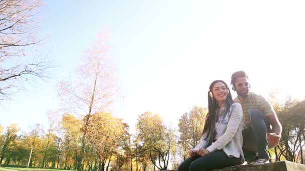 Couple écoutant de la musique sur écouteurs 