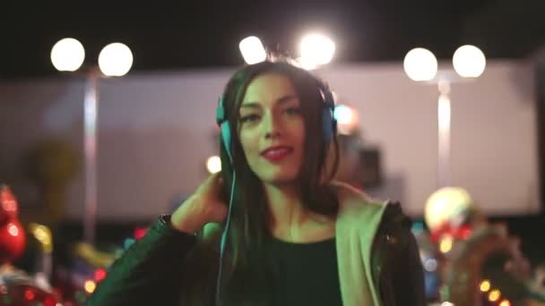 Mädchen tanzt mit Kopfhörern zum Rhythmus — Stockvideo