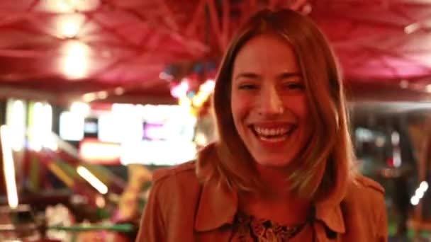 Жінка сміється в парку розваг — стокове відео
