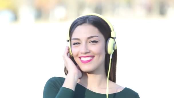 戴耳机听音乐的女人 — 图库视频影像