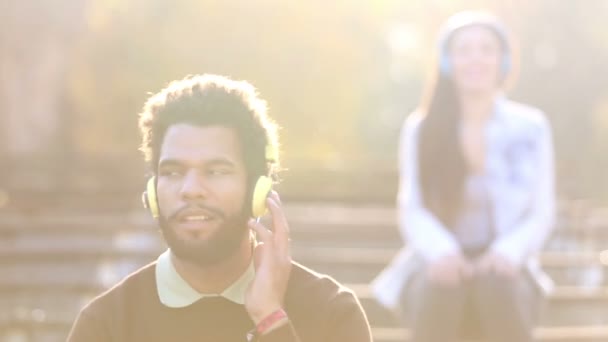 Homem ouvindo música em fones de ouvido — Vídeo de Stock