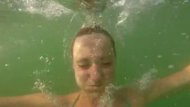 Frau schwimmt unter Wasser — Stockvideo