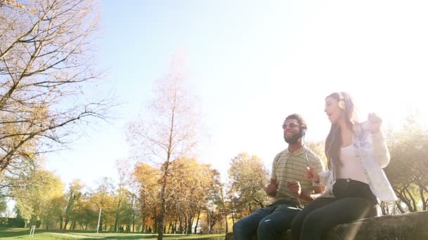 Pareja escuchando música en auriculares — Vídeo de stock