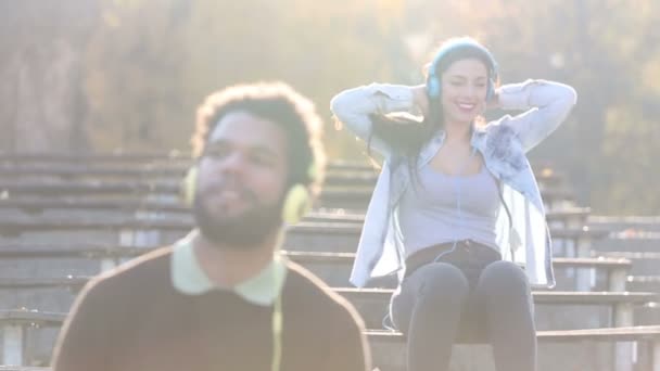 Pareja con auriculares escuchando música — Vídeos de Stock