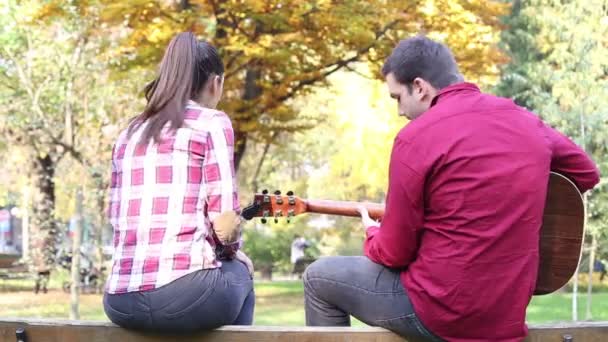 Férfi nőt énekelni miközben gitározni — Stock videók