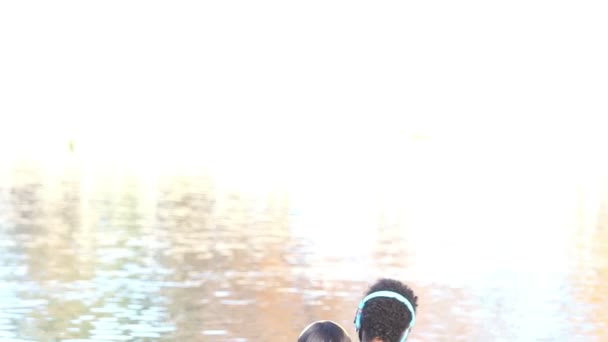 Couple listening to music with headphones — Stock Video