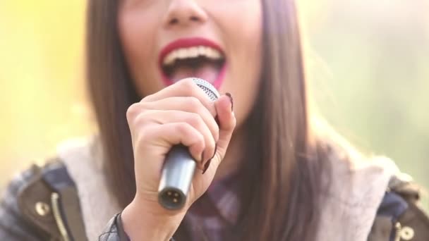 Bouche de femme chantant avec microphone — Video