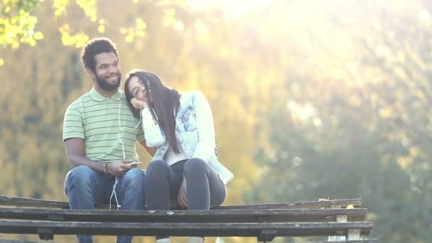 Woman leaning head on man's shoulder — Stock Video