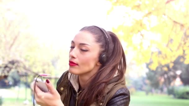 Žena poslouchající hudbu na sluchátkách — Stock video
