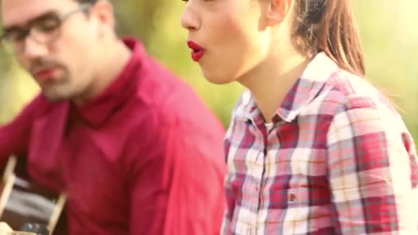 Pareja tocando la guitarra y cantando — Vídeos de Stock