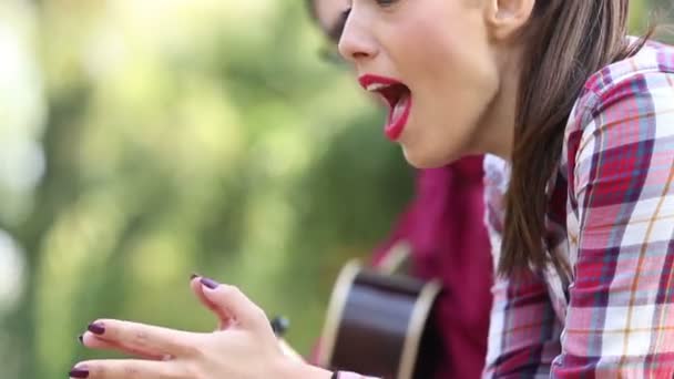 Man gitaarspelen en vrouw zingen — Stockvideo