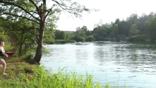 Vrienden lopen en springen in de rivier — Stockvideo