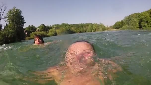 Mujer nadando en el río — Vídeos de Stock