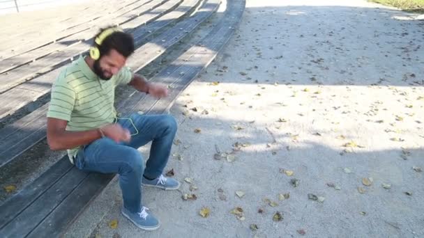 Man with headphones listening to music — Stock Video