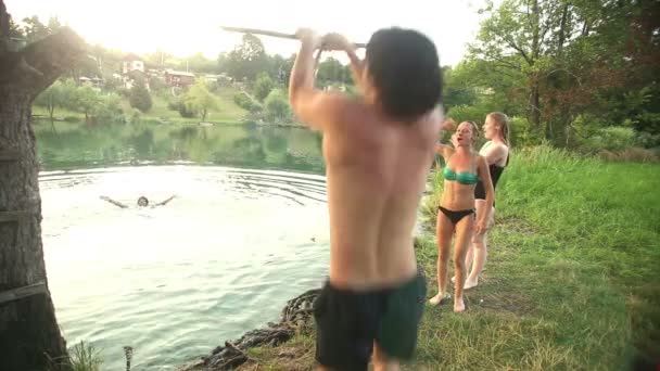 Homme sautant de corde balançant dans la rivière — Video