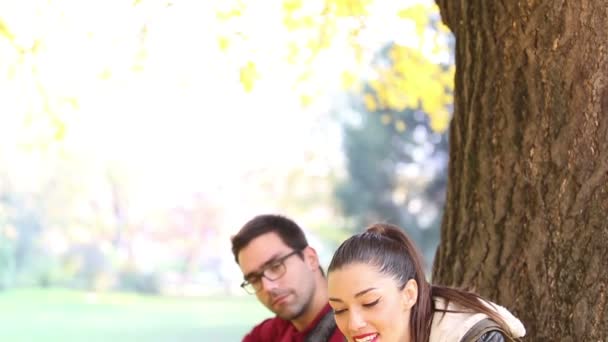 Woman singing while man playing guitar — Stock Video