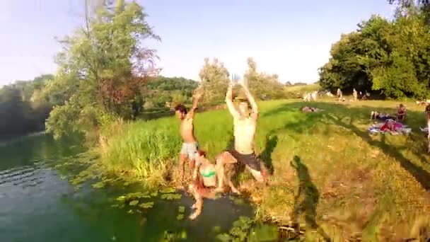 Vänner hoppa i floden — Stockvideo