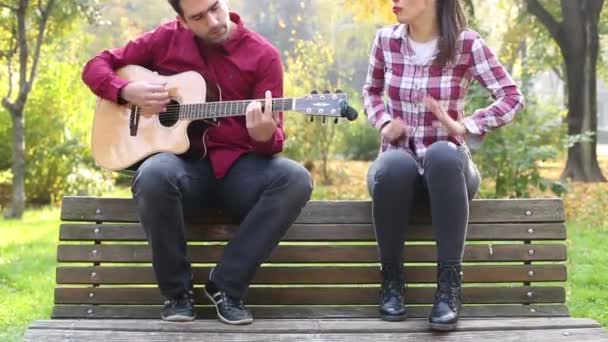 Ο άνθρωπος που παίζει κιθάρα, ενώ τραγουδά γυναίκα — Αρχείο Βίντεο
