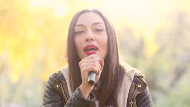 Woman singing with microphone — Stock Video