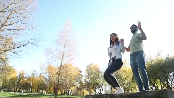 Pareja escuchando música en auriculares — Vídeo de stock