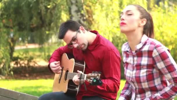 Hombre tocando la guitarra mientras mujer cantando — Vídeos de Stock