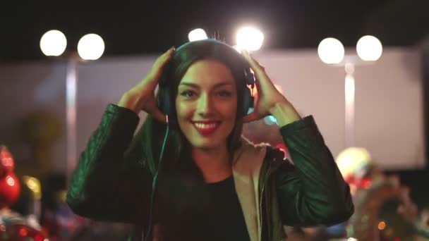 Girl dancing to the rhythm with headphones — Stock Video