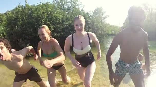 Freunde springen in Fluss — Stockvideo