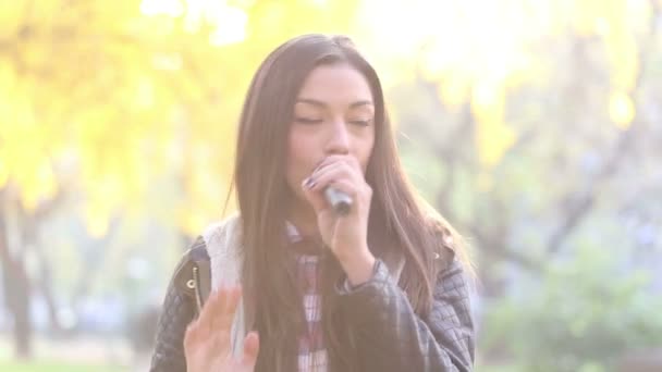 Mulher cantando com microfone — Vídeo de Stock