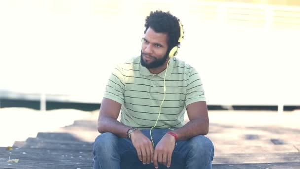 Man with headphones listening to music — Stock Video