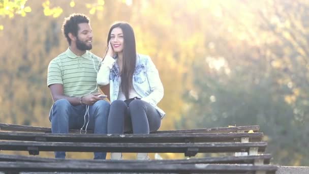 Homem beijando mulher bonita — Vídeo de Stock