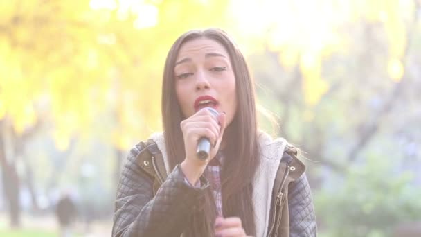 Kadın mikrofonla şarkı söylüyor — Stok video
