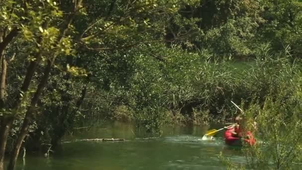 Hombre y mujer en canoa — Vídeos de Stock