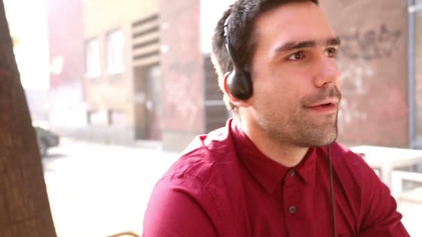 Hombre escuchando música con auriculares — Vídeo de stock