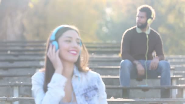Женщина мужчина слушает музыку — стоковое видео