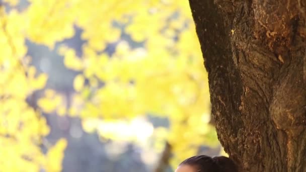 나무에 기대어 있는 여자 — 비디오