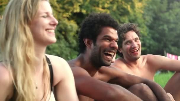 Friends laughing while sitting in nature — Stock Video