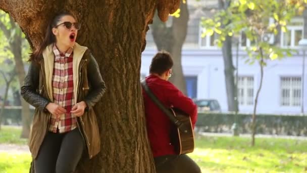 Mujer cantando y hombre tocando la guitarra — Vídeos de Stock