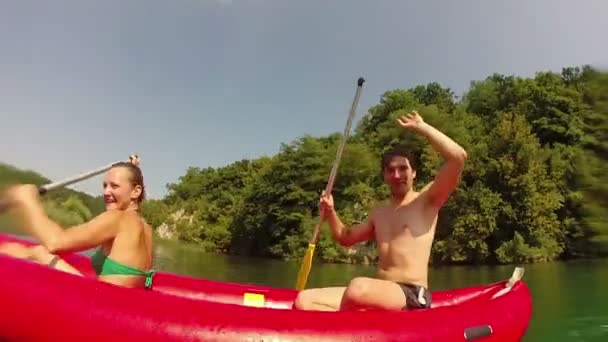 Pareja remando canoa — Vídeos de Stock