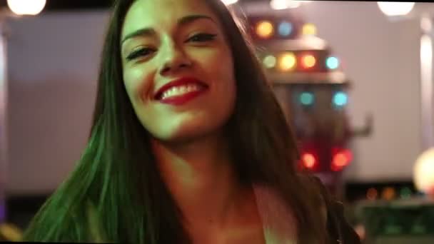 Mädchen tanzt im Freizeitpark — Stockvideo
