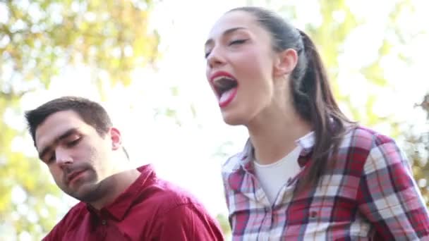 Pareja cantando y tocando la guitarra — Vídeos de Stock